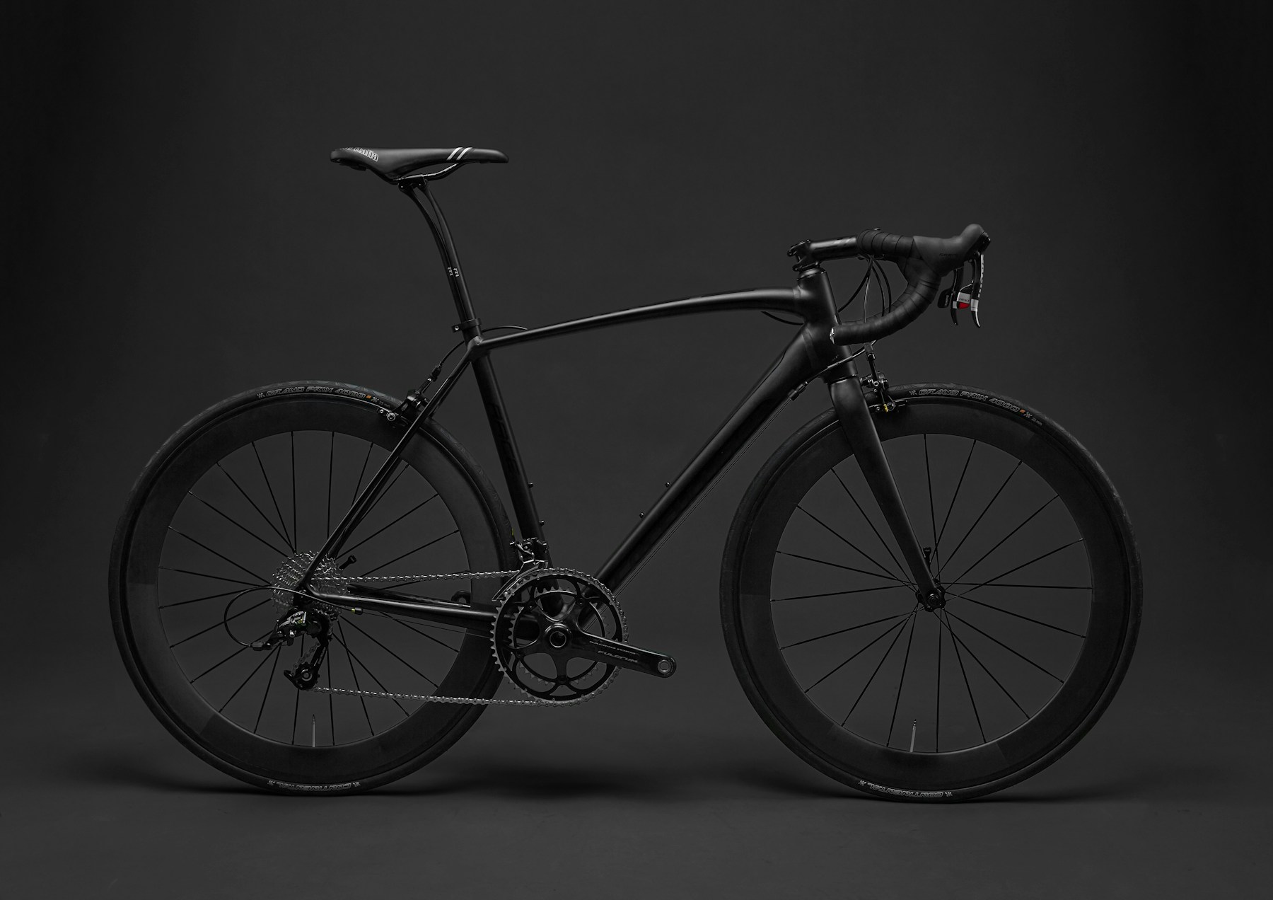 Bicicleta de alto rendimiento sobre fondo oscuro